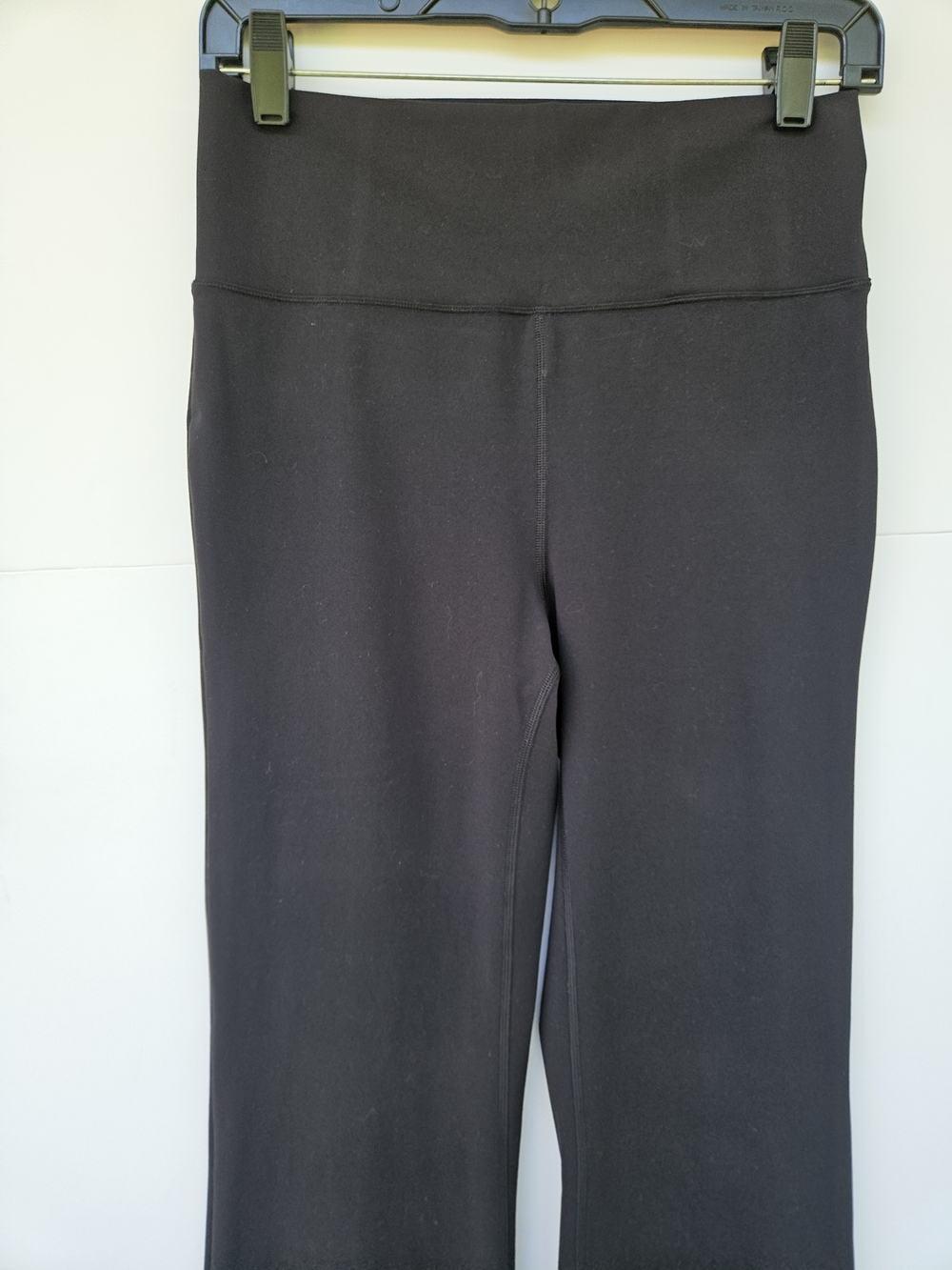 Vuori Ultra High Rise Flare Leggings Black Size M 31 Slimming Buttery Soft Yoga - Picture 5 of 16